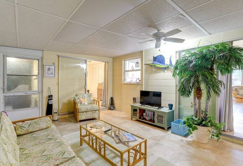 St Petersburg Home W/ Yard & Grill: 2 Mi To Beach!