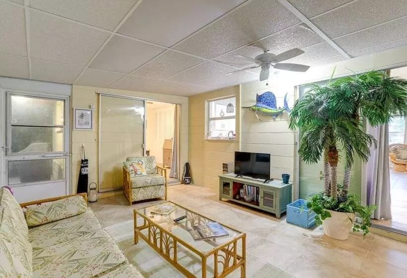 St Petersburg Home W/ Yard & Grill: 2 Mi To Beach!