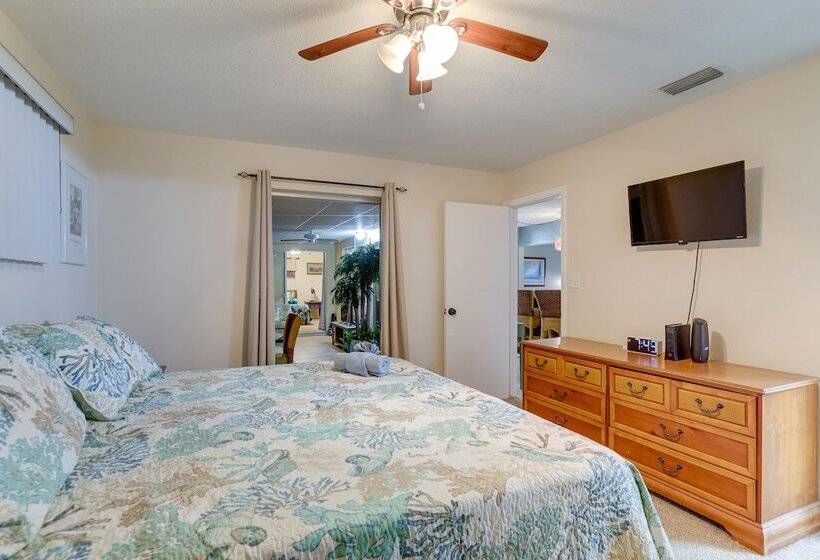 St Petersburg Home W/ Yard & Grill: 2 Mi To Beach!