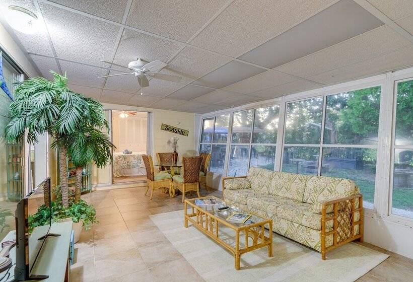 St Petersburg Home W/ Yard & Grill: 2 Mi To Beach!