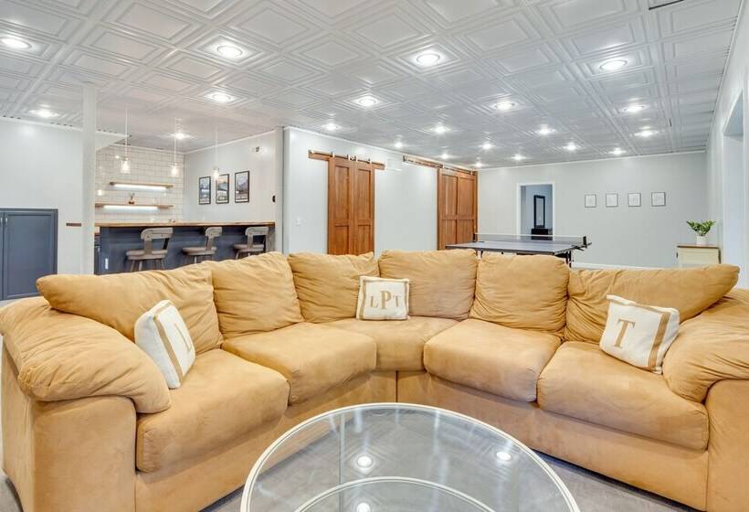 Blue Ridge Mountain Retreat: Deck & Sunroom!