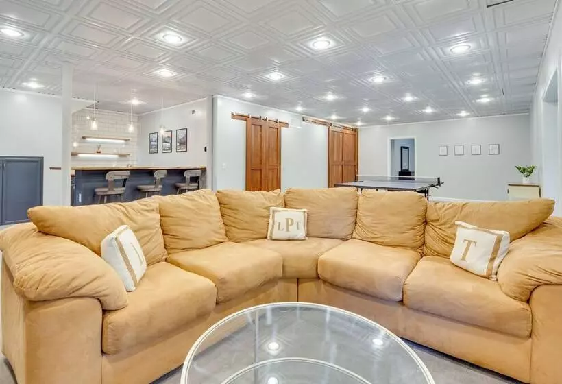 Blue Ridge Mountain Retreat: Deck & Sunroom!