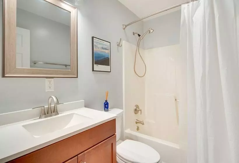 Blue Ridge Mountain Retreat: Deck & Sunroom!