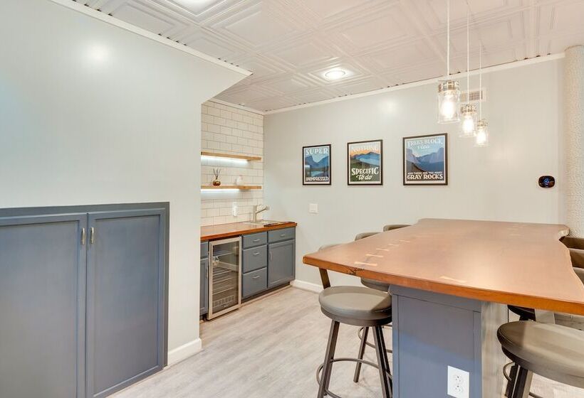 Blue Ridge Mountain Retreat: Deck & Sunroom!