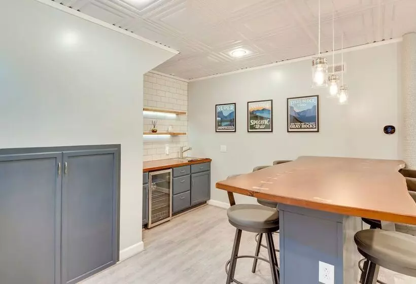 Blue Ridge Mountain Retreat: Deck & Sunroom!