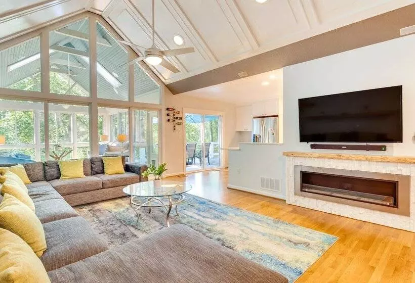 Blue Ridge Mountain Retreat: Deck & Sunroom!