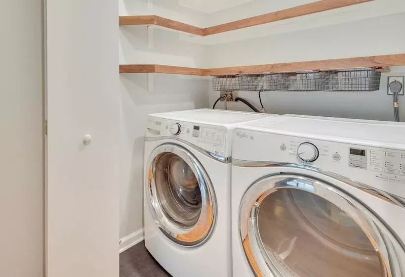 Blue Ridge Mountain Retreat: Deck & Sunroom!