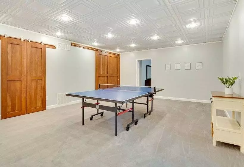 Blue Ridge Mountain Retreat: Deck & Sunroom!