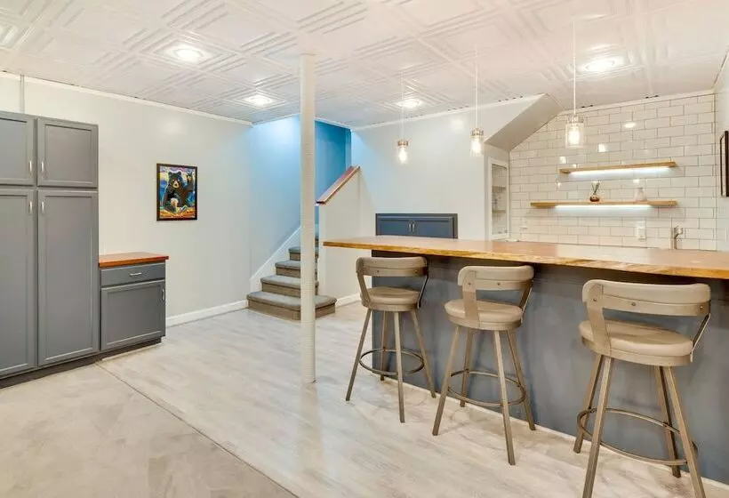 Blue Ridge Mountain Retreat: Deck & Sunroom!