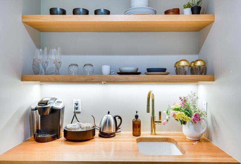 Unique Larkspur Cabin W/ Treetop Mountain Views!