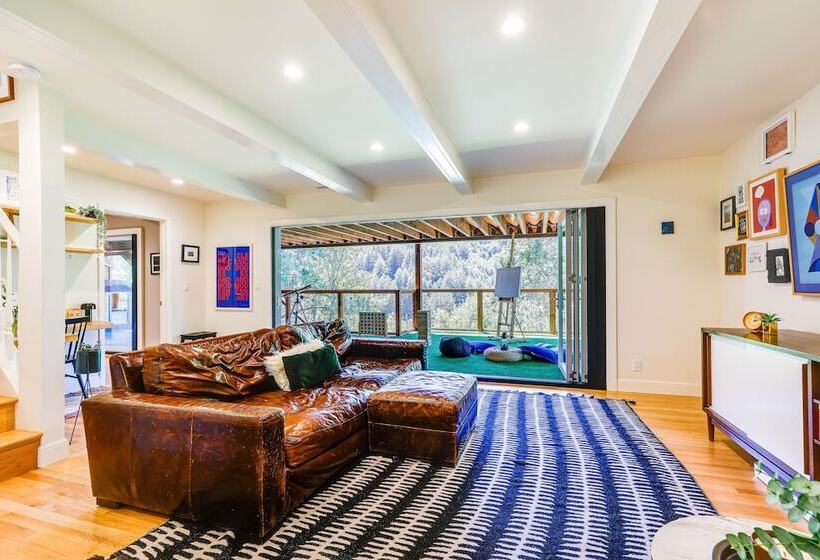 Unique Larkspur Cabin W/ Treetop Mountain Views!