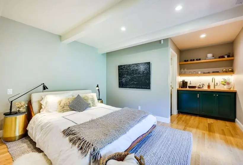 Unique Larkspur Cabin W/ Treetop Mountain Views!