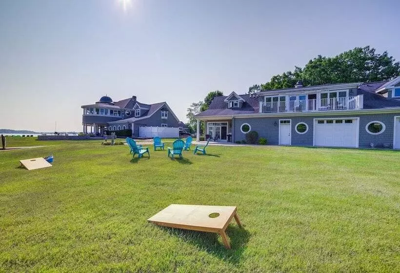 Waterfront Jackson Mansion: Patio, Grill, Dock!