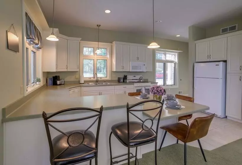 Waterfront Jackson Mansion: Patio, Grill, Dock!