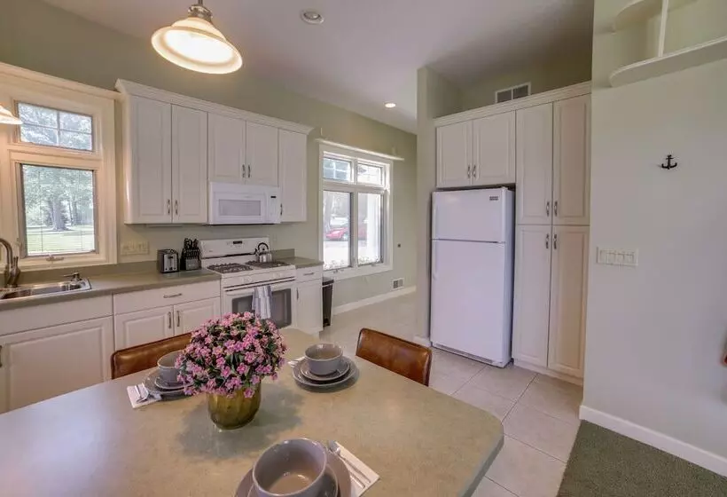 Waterfront Jackson Mansion: Patio, Grill, Dock!