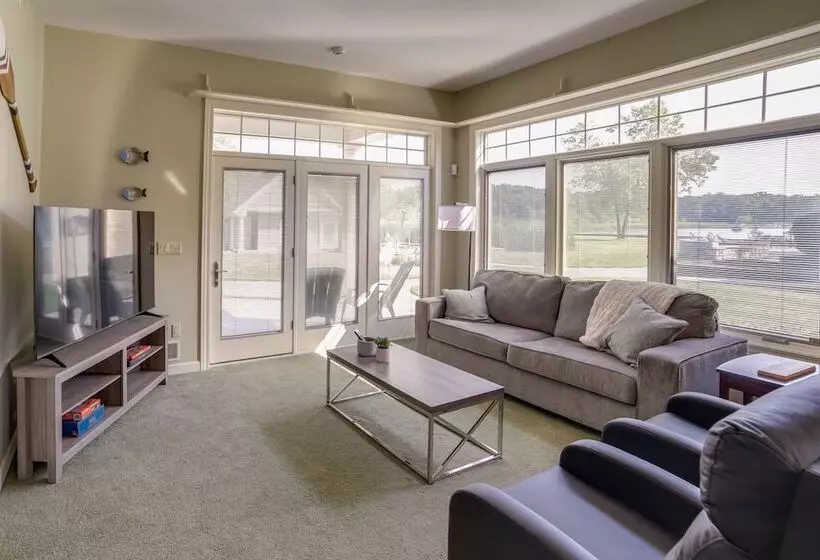 Waterfront Jackson Mansion: Patio, Grill, Dock!