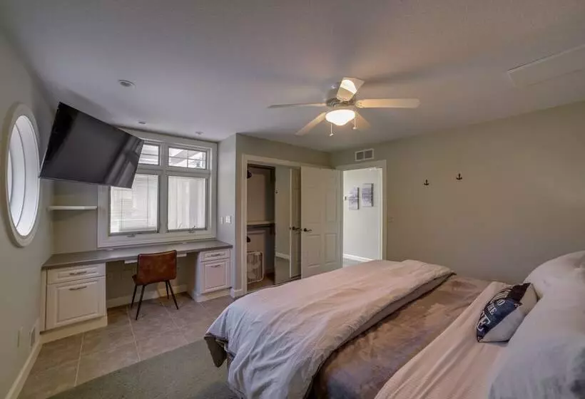 Waterfront Jackson Mansion: Patio, Grill, Dock!