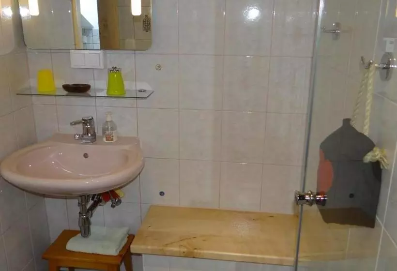 Hotelli Ferienwohnung Haus König