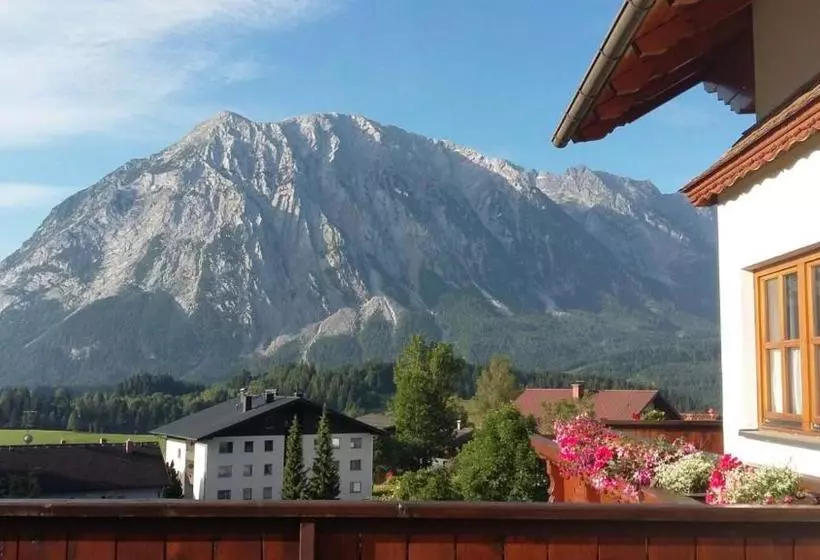 هتل Ferienwohnung Hierzegger