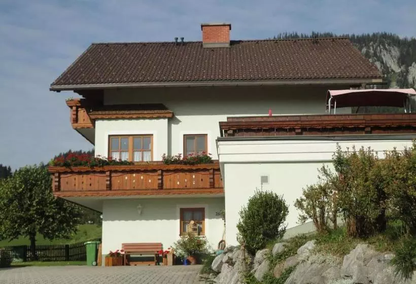 هتل Ferienwohnung Hierzegger