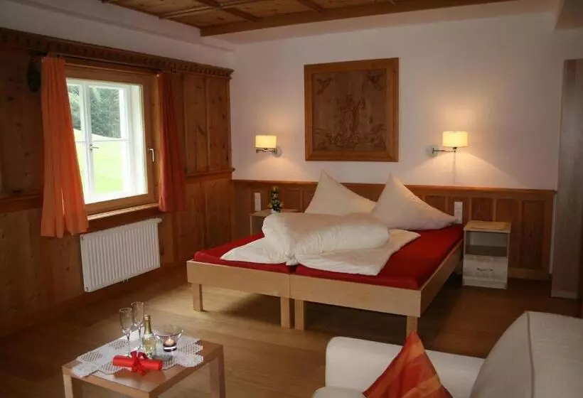 ホテル Gasthof Kronburg