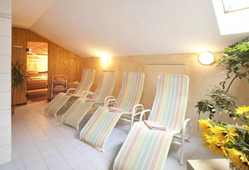 Hotelli Raich Ferienwohnungen