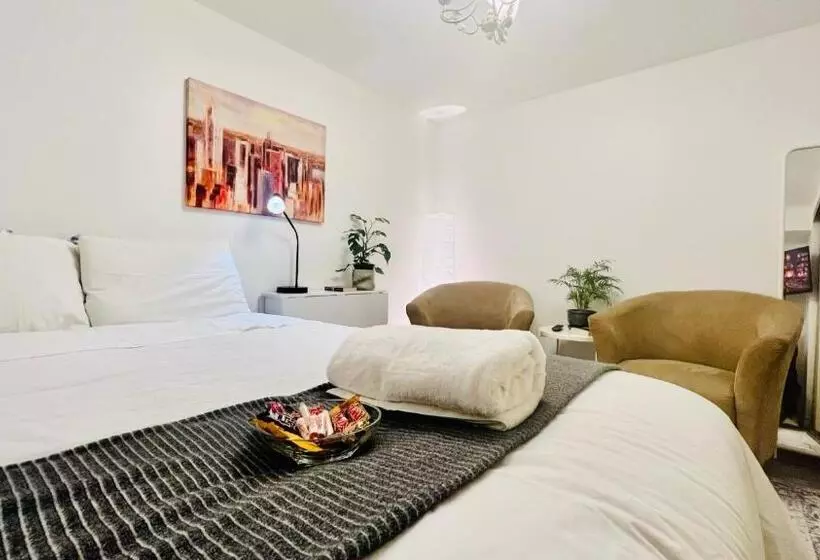 Toronto Bed & Breakfast   Free Parking, Subway Access