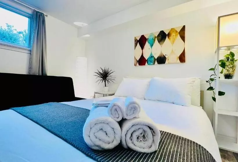 Toronto Bed & Breakfast   Free Parking, Subway Access