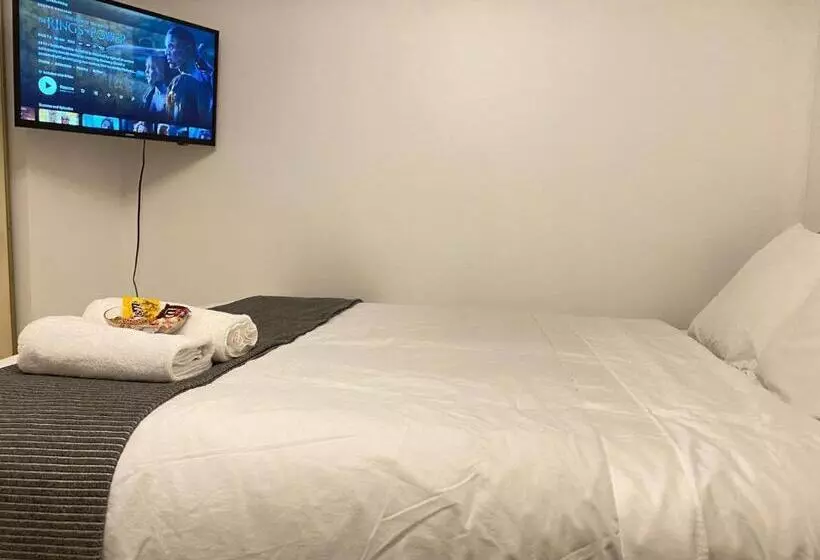 Toronto Bed & Breakfast   Free Parking, Subway Access