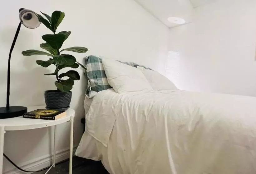 Toronto Bed & Breakfast   Free Parking, Subway Access