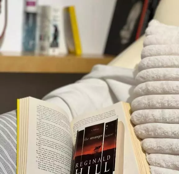 Toronto Bed & Breakfast   Free Parking, Subway Access