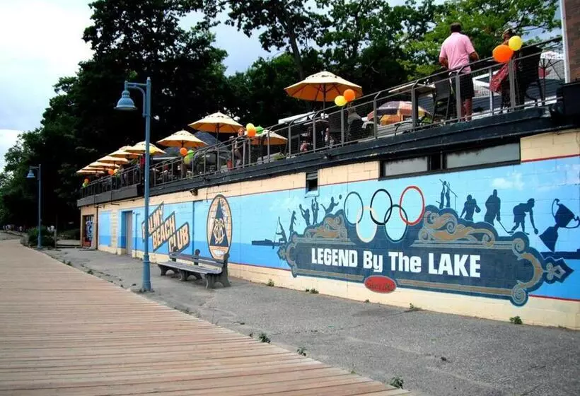 Toronto Bed & Breakfast   Free Parking, Subway Access