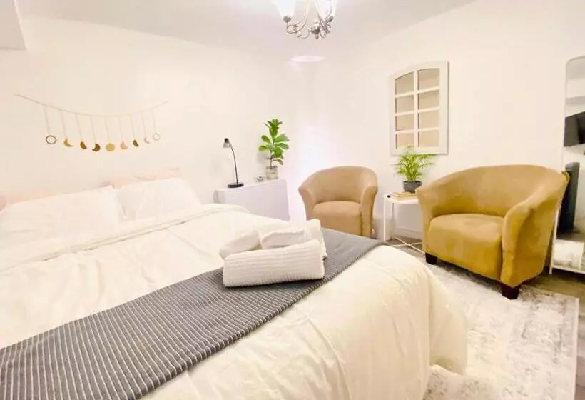 Toronto Bed & Breakfast   Free Parking, Subway Access