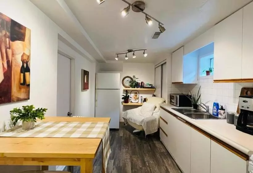 Toronto Bed & Breakfast   Free Parking, Subway Access