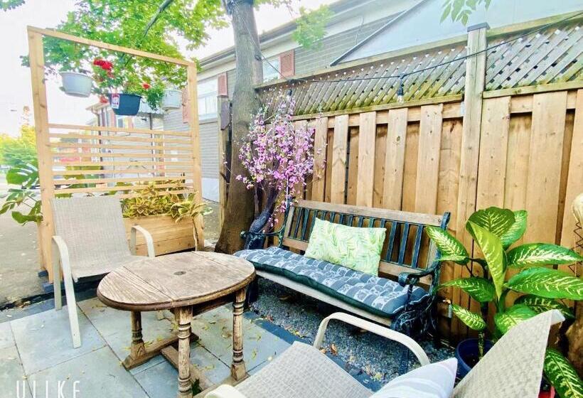 Toronto Bed & Breakfast Free Parking, Subway Access