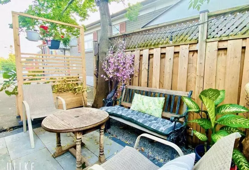 Toronto Bed & Breakfast   Free Parking, Subway Access