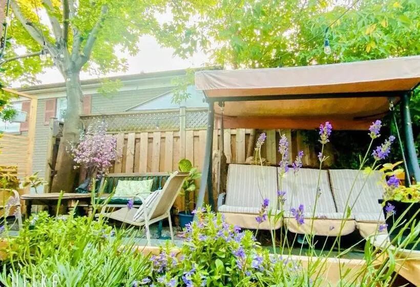 Toronto Bed & Breakfast   Free Parking, Subway Access