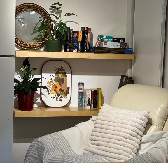 Toronto Bed & Breakfast Free Parking, Subway Access