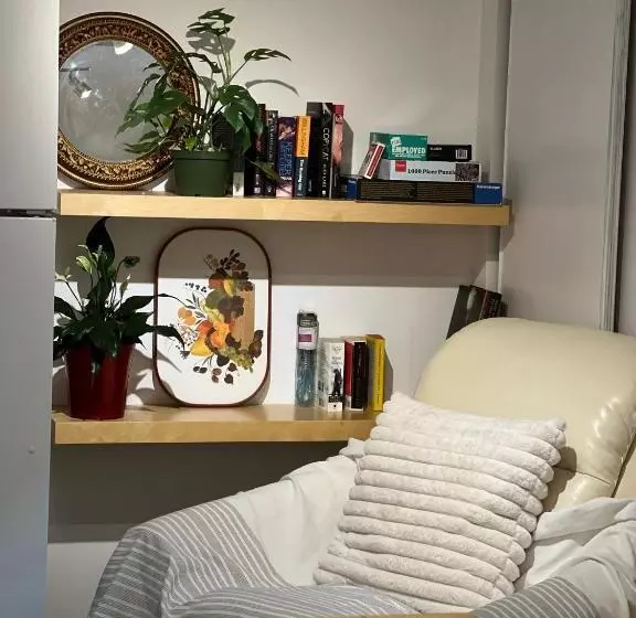 Toronto Bed & Breakfast   Free Parking, Subway Access