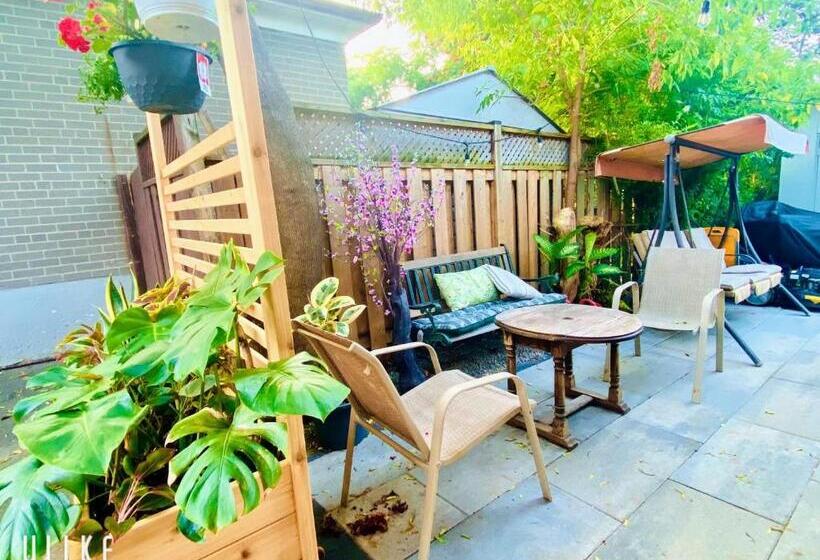 Toronto Bed & Breakfast Free Parking, Subway Access