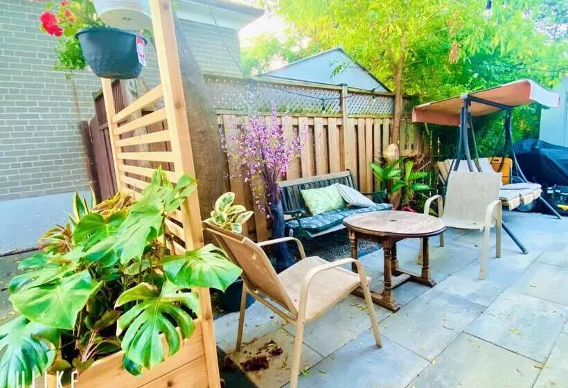 Toronto Bed & Breakfast   Free Parking, Subway Access