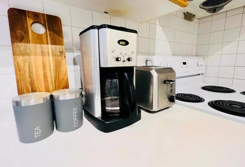 Toronto Bed & Breakfast   Free Parking, Subway Access