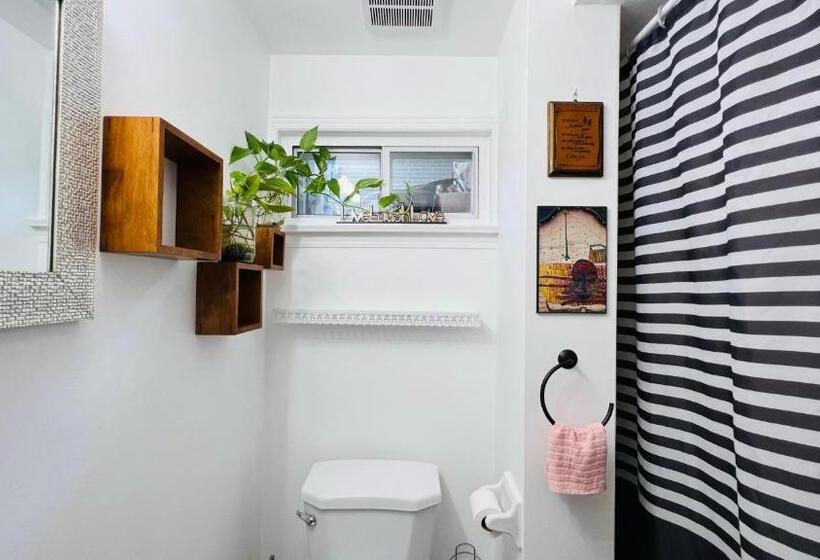 Toronto Bed & Breakfast Free Parking, Subway Access