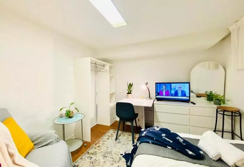 Toronto Bed & Breakfast   Free Parking, Subway Access