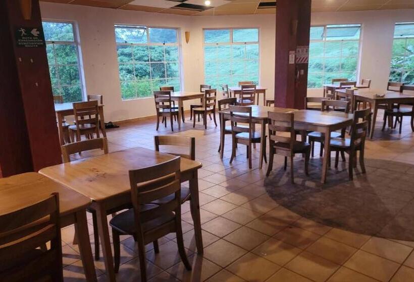 민박 Poas Volcano & La Paz Waterfall Cabins