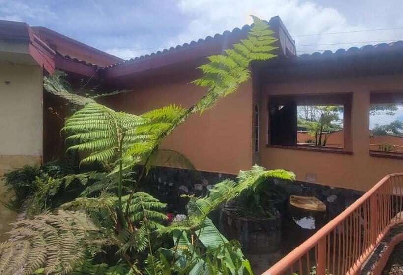 민박 Poas Volcano & La Paz Waterfall Cabins