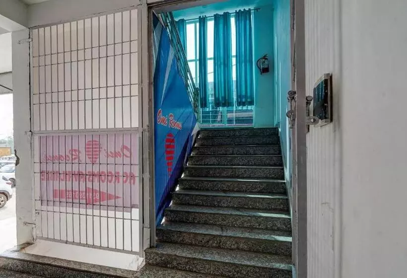 ホテル Oyo Flagship Omi Rooms