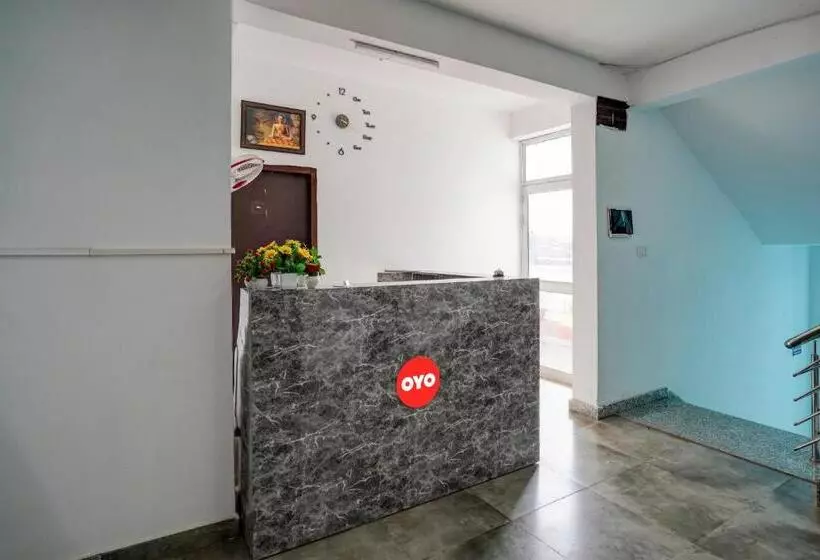 ホテル Oyo Flagship Omi Rooms