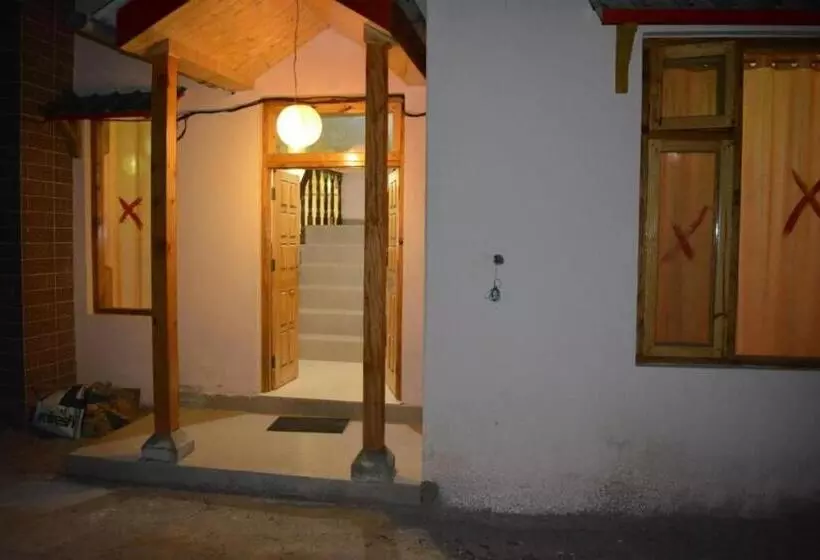 Lomakeskus Shivam Cottage Naggar, Manali