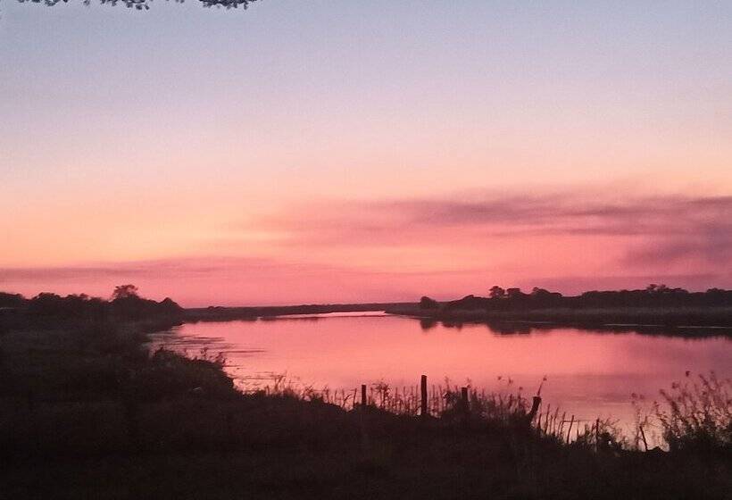 تختخواب و صبحانه Mpora River Lodge